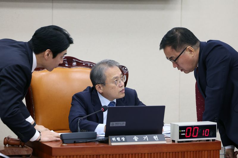 송기헌 국회 과방위원장과 한준호 더불어민주당 간사, 최형두 국민의힘 간사가 지난 15일 서울 여의도 국회 과학기술정보방송통신위원회에서 열린 정보통신산업진흥원 등에 대한 국정감사에서 대화를 나누고 있다. 2026.10.15 ⓒ 뉴스1 황기선 기자