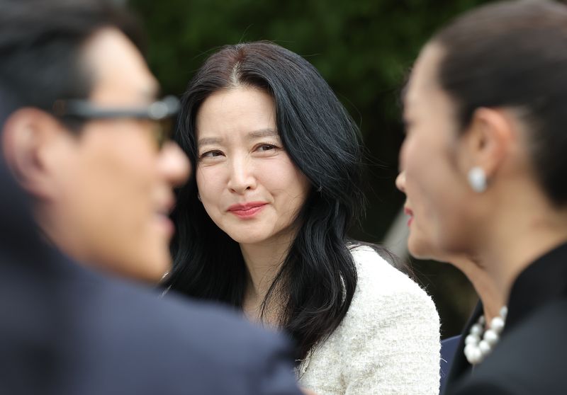 [뉴스1 ★] 이영애, 20세 연상 남편 정호영과 공식석상…이재&middot;샘 킴과 인사