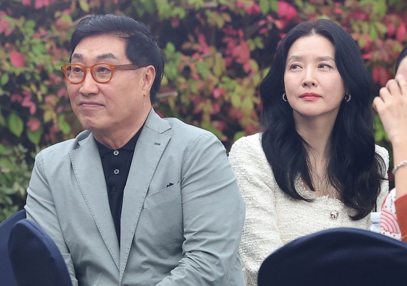 [뉴스1 ★] 이영애, 20세 연상 남편 정호영과 공식석상…이재&middot;샘 킴과 인사