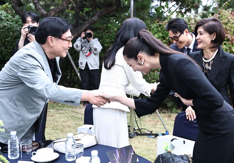 [뉴스1 ★] 이영애, 20세 연상 남편 정호영과 공식석상…이재&middot;샘 킴과 인사