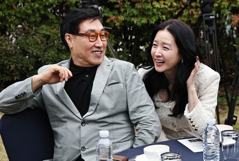 [뉴스1 ★] 이영애, 20세 연상 남편 정호영과 공식석상…이재&middot;샘 킴과 인사