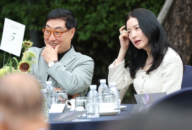 [뉴스1 ★] 이영애, 20세 연상 남편 정호영과 공식석상…이재&middot;샘 킴과 인사