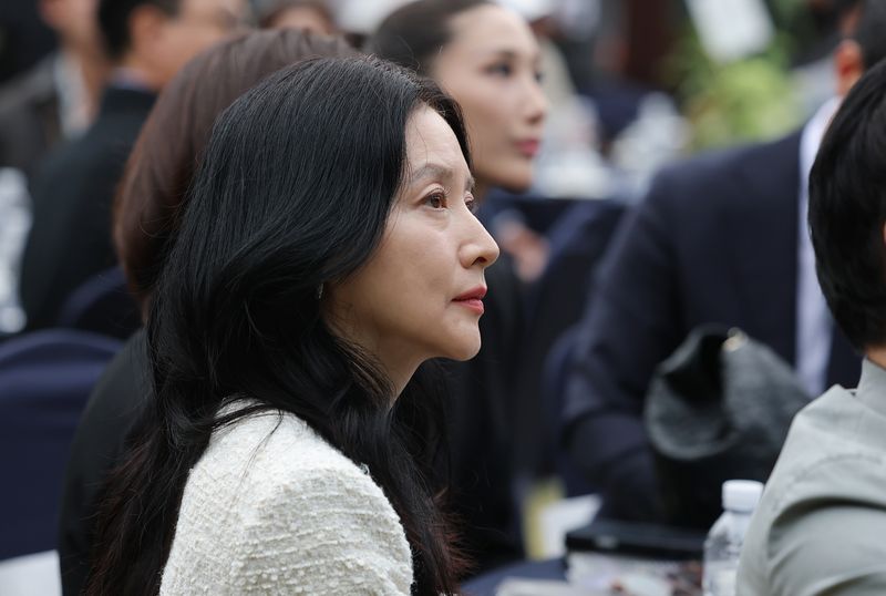 [뉴스1 ★] 이영애, 20세 연상 남편 정호영과 공식석상…이재&middot;샘 킴과 인사