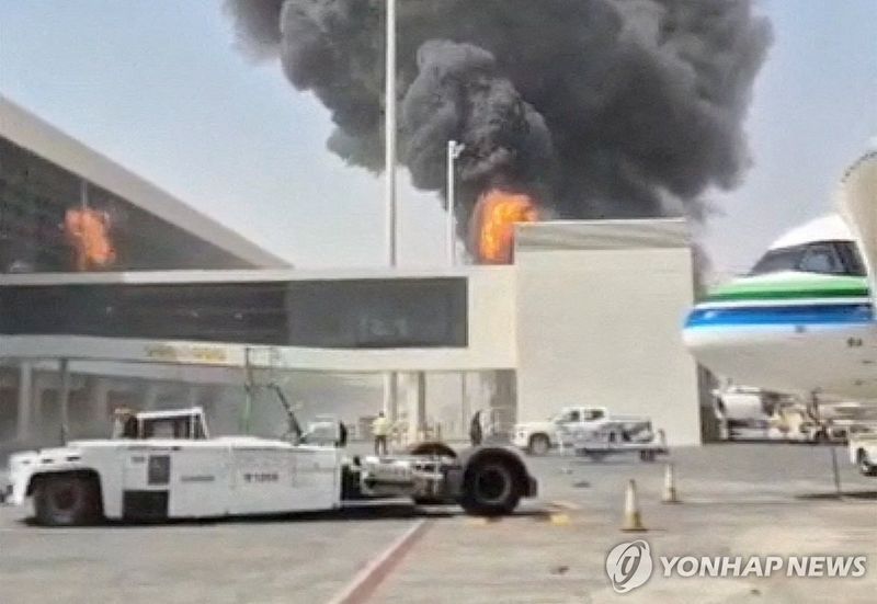 후티 반군의 미사일 공격 후 연기와 불꽃이 치솟는 리야드 국제공항 (출처=연합뉴스)