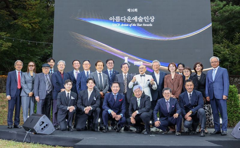 [서울=뉴시스] 권창회 기자 = 원로배우 신영균이 15일 서울 강동구 스테이지28에서 열린 제16회 아름다운 예술인상에서 수상자를 비롯한 주요내빈들과 기념촬영을 하고 있다. 2026.10.15. kch0523@newsis.com
