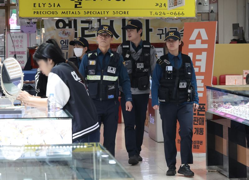 [인천=뉴시스] 전진환 기자 = 인천 대형 상업시설에서 흉기난동 사건이 발생한 가운데 경찰 광역예방순찰대가 지난 14일 인천 남동구의 한 다중 이용시설에서 순찰을 하고 있다. 2026.10.14. amin2@newsis.com