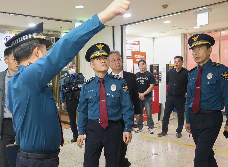 [서울=뉴시스] 황준선 기자 = 김종철 경찰청장 직무대행이 지난 13일 흉기난동 사건이 벌어진 인천 남동구 구월동 한 상가건물을 찾아 현장을 둘러보고 있다. (사진=경찰청 제공) 2026.10.13. photo@newsis.com *재판매 및 DB 금지