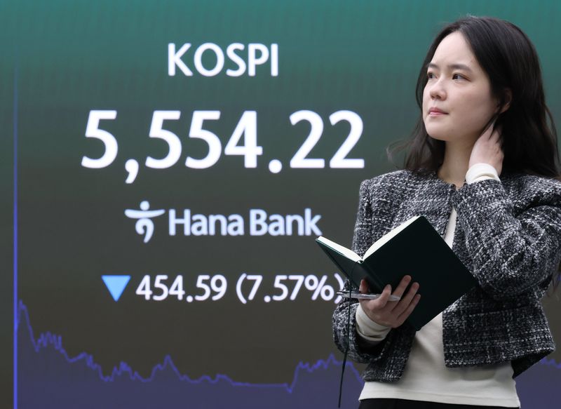 [서울=뉴시스] 황준선 기자 = 코스피가 454.59포인트(7.57%) 하락한 5554.22에 마감한 15일 오후 서울 중구 하나은행 딜링룸에 지수가 표시돼 있다. 2026.10.15. hwang@newsis.com