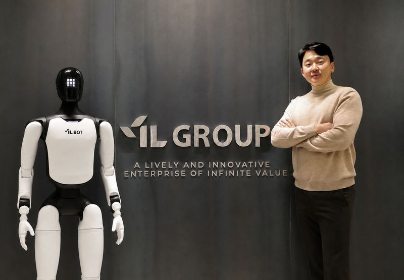 아이엘 송성근 의장과 아이엘봇. 아이엘 제공