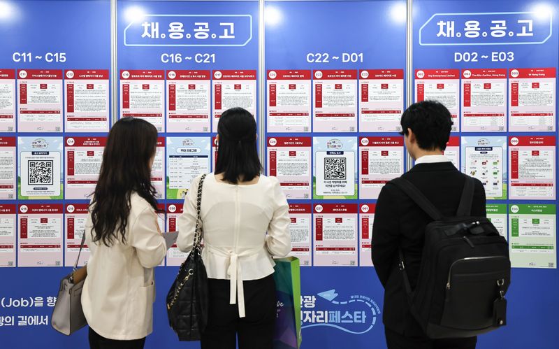 지난달 15일 서울 서초구 aT센터에서 열린 ‘2026 관광 일자리페스타’에서 취업 준비생들이 채용공고 게시판을 살펴보고 있다. 뉴스1