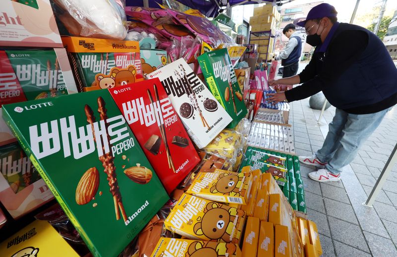 10일 서울 강남구 한 편의점에서 빼빼로데이(11월 11일)를 앞두고 직원들이 각종 빼빼로과자를 진열하고 있다. 2024.11.10 ⓒ 뉴스1 김명섭 기자