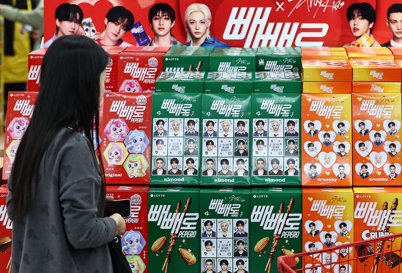 빼빼로데이를 하루 앞둔 10일 서울 시내의 한 대형마트에서 고객이 빼빼로 제품을 살펴보고 있다. 2025.11.10 ⓒ 뉴스1 김도우 기자