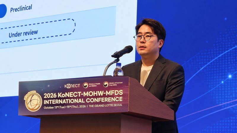 프레드 킴 아리바이오 미국지사장이 지난 15일 서울 롯데호텔에서 열린 'KIC 2026 국제 컨퍼런스'에서 AR1001의 글로벌 임상 3상 'POLARIS-AD' 운영 경험을 발표하고 있다. 아리바이오 제공