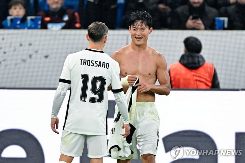 유니폼 상의를 벗고서 웃는 오현규. 연합뉴스