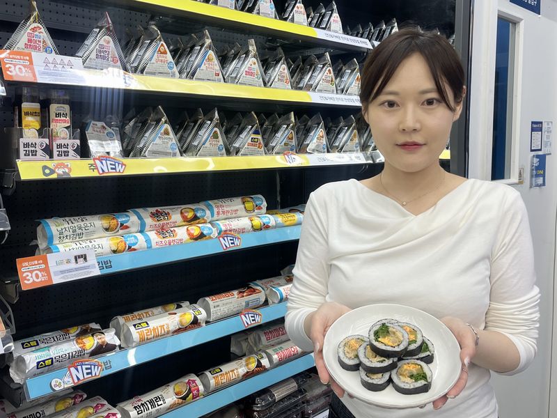 GS25 모델이 김밥 브랜드 '식물원김밥'과 협업한 '날치알묵은지 김밥'을 소개하고 있다. GS25 제공