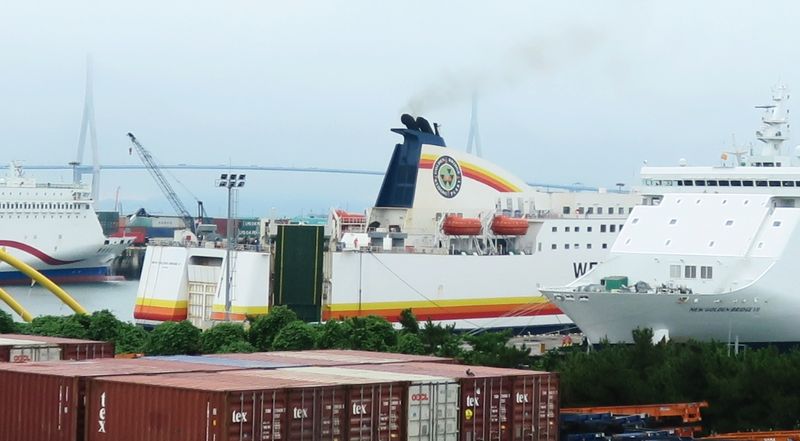 [인천=뉴시스] 김동영 기자 = 12일 오전 인천 연수구 인천항 국제여객터미널에 중국 관광객 118명을 태운 한·중 국제 카페리(여객과 화물을 모두 운반하는 선박)가 접안을 하고 있다. 인천항국제여객터미널은 지난 2019년 6월 준공한 이후로 코로나19 등의 여파로 개점휴업 상태였다가 이날 최초로 국제카페리 여객을 받았다. 2023.08.12. dy0121@newsis.com