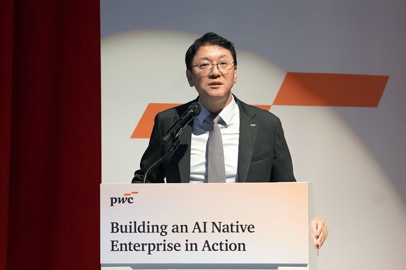 지난 15일 서울 용산구 아모레홀에서 열린 'AI 네이티브 기업으로의 전환, 전략에서 실행까지' 포럼에서 문홍기 PwC컨설팅 대표가 개회사를 하고 있다. PwC컨설팅 제공.