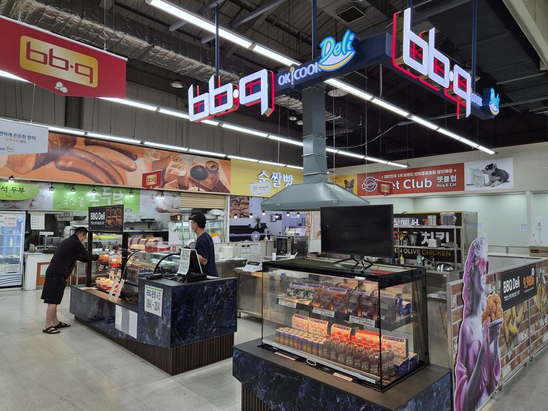지난 15일 농협하나로마트 경기성남점에 오픈한 제너시스BBQ의 매장. 제너시스BBQ 제공