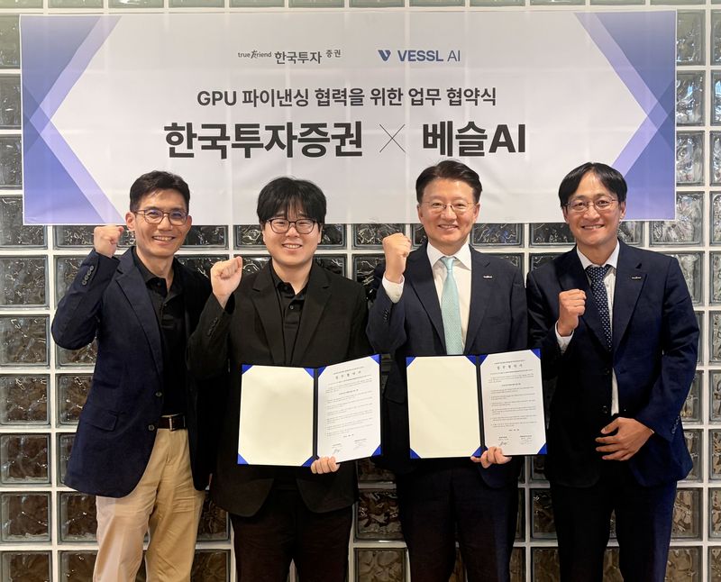 지난 15일 서울 강남구 베슬AI 사옥에서 열린 업무 협약식에서 임은천 베슬AI CFO와 안재만 대표, 방창진 한국투자증권 PF그룹장과 안성진 프로젝트금융담당(왼쪽부터)이 기념사진 촬영을 하고 있다. 한국투자증권 제공