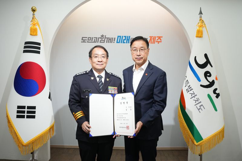 16일 제주도에서 열린 자치경찰위원회 자치경찰협력과장 임용장 수여식. 신임 과장은 교통·생활안전 분야의 경험을 바탕으로 국가경찰과 자치경찰의 협력체계 구축을 담당한다. 사진=제주특별자치도