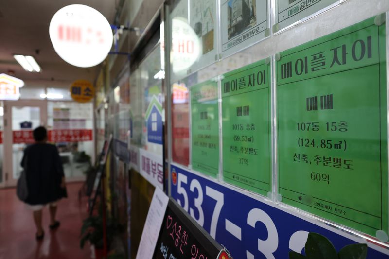 16일 서울 시내 부동산 중개업소에 게시된 매물 시세. /사진=연합뉴스