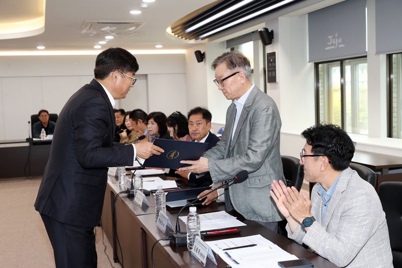지난 12일 제주도청에서 열린 제3기 제주공항 공항소음대책지역 발전협의회 위원 위촉장 수여식. 위원들의 임기는 2년이며 한 차례 연임할 수 있다. 사진=제주특별자치도