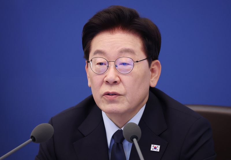 이재명 대통령이 15일 청와대에서 열린 수석보좌관회의에서 발언을 하고 있다. 이 자리에서 이 대통령은 장모 살인사건 등 관계성 범죄와 무차별 흉기난동 사건이 잇따르는 것과 관련, "전쟁을 선포한다는 각오로 특단의 대책을 조속하게 수립해야 되겠다＂고 지시했다. 2026.10.15 ⓒ 뉴스1 이재명 기자