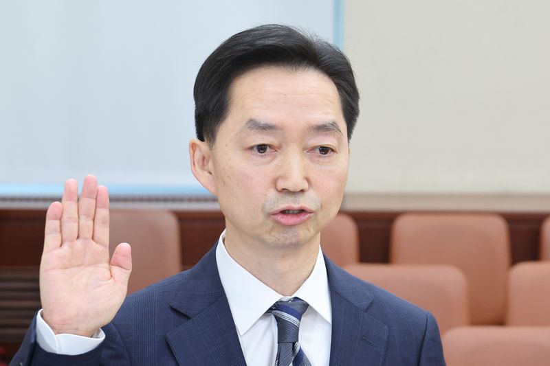 김지용 중대범죄수사청장 후보자가 지난 14일 서울 여의도 국회에서 열린 행정안전위원회 인사청문회에서 증인 선서를 하고 있다. 뉴스1