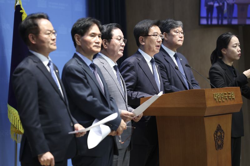 국회 국토교통위원회 소속 더불어민주당 의원들이 16일 오전 서울 여의도 국회 소통관에서 한강버스 비리 의혹 진상규명을 위한 핵심 증인 채택 및 자료 제출 촉구 기자회견을 하고 있다. 뉴시스