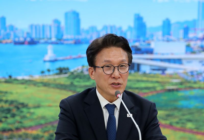 김민석 더불어민주당 대표가 16일 부산 동구 더불어민주당 부산시당에서 열린 부산 최고위원회의에서 발언하고 있다. 뉴스1