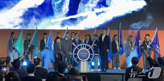 7일 부산 대표 스타트업 박람회 '플라이아시아 2026'에서 전재수 시장 등이 개회 퍼포먼스를 하는 모습 2026.10.7 ⓒ 뉴스1 홍윤 기자