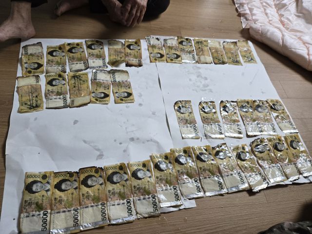 화재 현장에서 봉화 소방서 대원들이 잔해 속에 매몰되어 있던 현금 195만원을 찾아 소유자에게 전달했다. /사진=봉화소방서 제공, 뉴스1