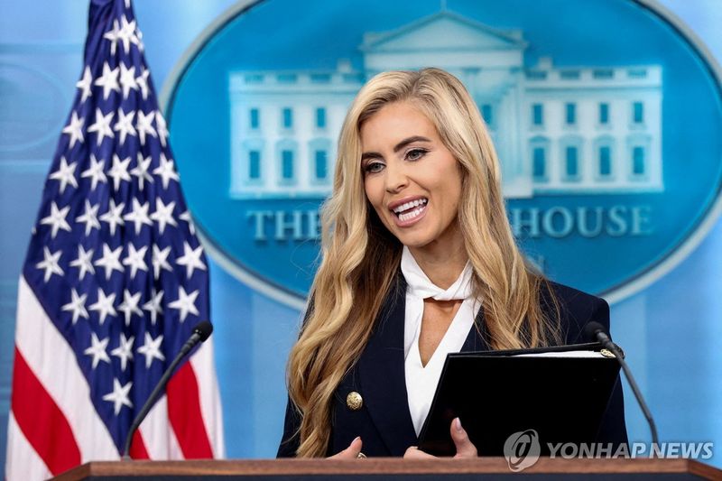 자신을 변호사로 소개해온 케이티 재커리아 백악관 신임 대변인. 미국 변호사시험에 응시해 낙방했던 사실이 확인되고, 중국의 로펌에서의 업무도 언어 지원 등 유급 인턴 정도였을 것이란 지적이 나왔다. AP 뉴시스