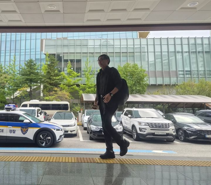 김순환 서민민생대책위원회 사무총장이 16일 오전 'DMZ 폭발 사고' 관련 고발인 조사를 받기 위해 서울 영등포경찰서에 출석하고 있다. 뉴시스