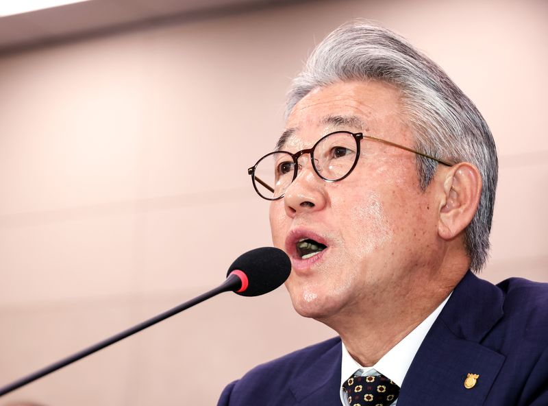 강호동 농업협동조합중앙회장이 지난 16일 국회에서 열린 농림축산식품해양수산위원회 국정감사에서 위원 질문에 답하고 있다. 연합뉴스