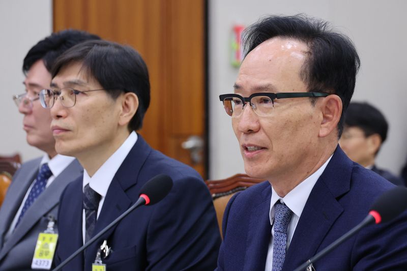 김대웅 서울고등법원장이 16일 서울 여의도 국회에서 열린 법제사법위원회의 서울고등법원 등에 대한 국정감사에서 의원 질의에 답변하고 있다. 뉴스1