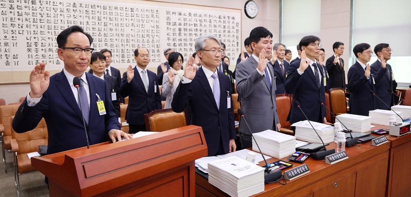 김대웅 서울고등법원장(왼쪽)이 16일 서울 여의도 국회에서 열린 법제사법위원회 국정감사(서울고등법원 등)에서 증인 선서를 하고 있다. 뉴시스