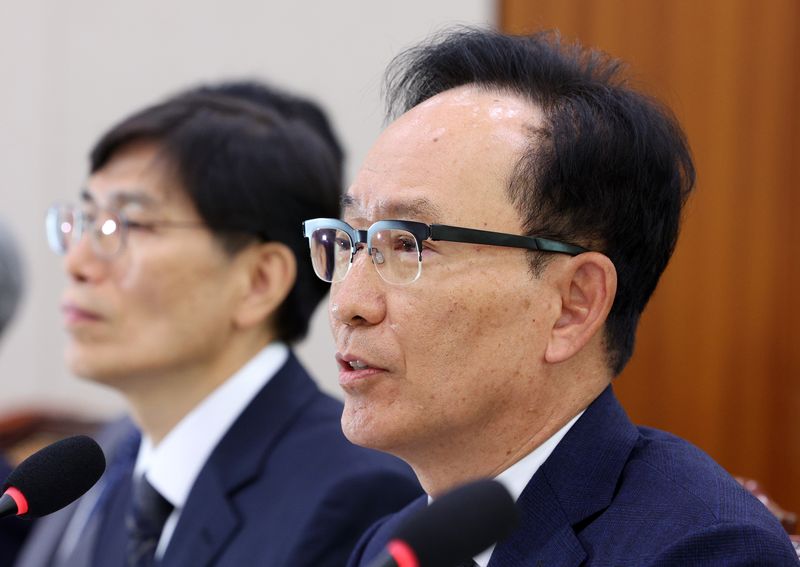 김대웅 서울고등법원장이 16일 서울 여의도 국회에서 열린 법제사법위원회 국정감사(서울고등법원 등)에서 의원 질의에 답변하고 있다. 뉴시스