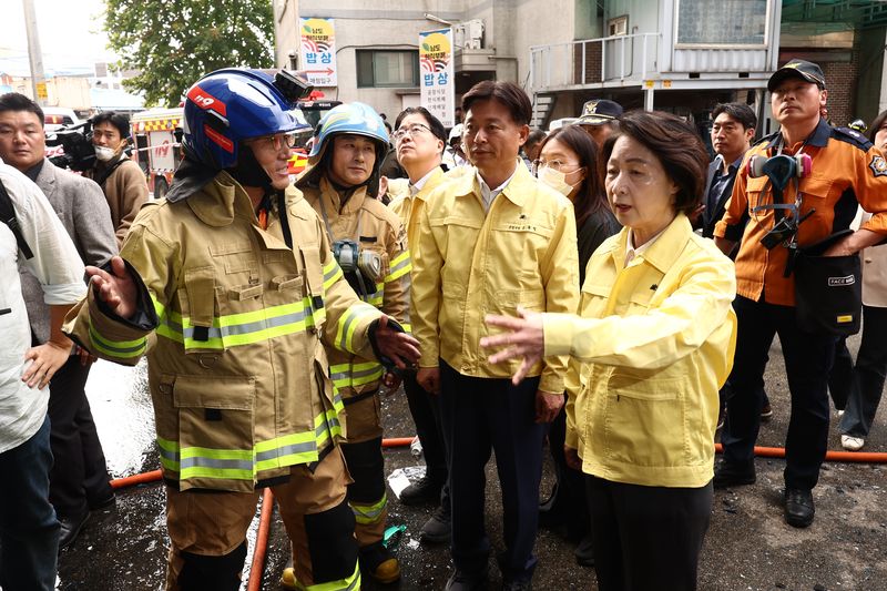 추미애 경기도지사가 16일 부천 오정구의 한 도장공장 화재현장을 살피고 있다. 뉴시스