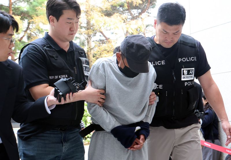 [인천=뉴시스] 전진환 기자 = 인천 남동구의 한 상가 식당가에서 흉기난동을 벌인 남성 A씨가 16일 인천 미추홀구 인천지방법원으로 구속 전 피의자 심문(영장실질심사)을 받기 위해 도착하고 있다. A씨는 지난 13일 인천시 남동구 구월동의 상가 식당가에서 이용객 10명에게 흉기를 휘두른 한 혐의를 받고 있다. 2026.10.16. amin2@newsis.com