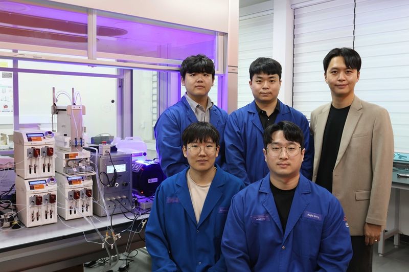 KAIST 화학과 박윤수 교수 연구팀. 화학과 하태양 학사과정생, 김하은 박사후연구원, 박윤수 교수(뒷줄 왼쪽부터)와 변현빈 석박사통합과정생,홍호진 석박사 통합과정생(앞줄 왼쪽부터). KAIST 제공