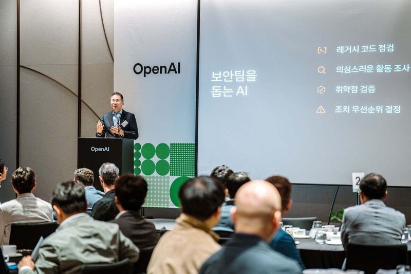 김경훈 오픈AI 코리아 총괄 대표가 16일 서울 웨스틴 서울 파르나스에서 열린 '오픈AI 사이버 CXO 라운드테이블'에서 AI를 활용한 기업의 사이버 보안 역량 강화 방안에 대해 발표하고 있다. 오픈AI 제공