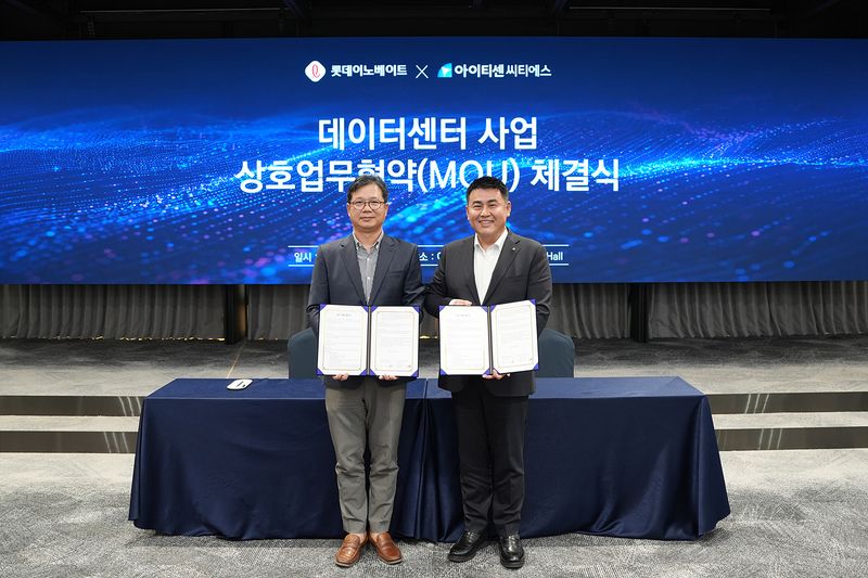 롯데이노베이트 김경엽 대표이사(오른쪽)와 아이티센씨티에스(ITCEN CTS) 한상욱 대표이사가 기념촬영하고 있는 모습. 롯데이노베이트 제공
