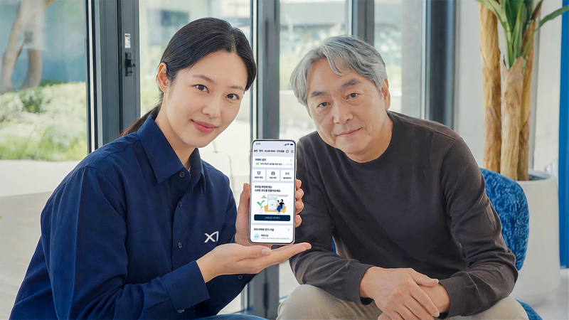GS건설 관계자가 '자이 시니어 온보딩' 행사를 통해 입주민에게 자이홈 활용법을 설명하고 있다. GS건설 제공