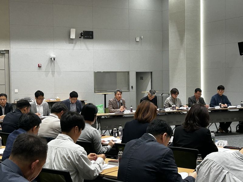 강원특별자치도 빈집관리 거버넌스 2차 회의가 16일 강원연구원 리버티홀에서 도와 18개 시군 관계자, 빈집관리 자문위원 등 60여명이 참석한 가운데 열렸다. 강원자치도 제공