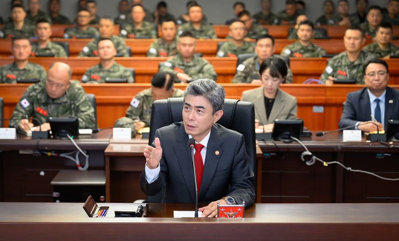 강신철 국방부 장관이 16일 경기도 화성시에 위치한 해병대사령부 및 서북도서방위사령부를 방문, 전투통제실에서 작전대비태세를 점검하고 있다. 국방부 제공