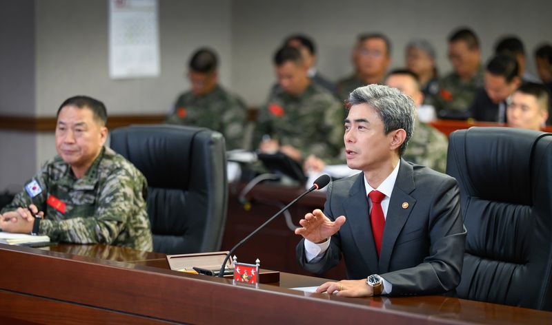 강신철 국방부 장관이 16일 경기도 화성시에 위치한 해병대사령부 및 서북도서방위사령부를 방문, 전투통제실에서 작전대비태세를 점검하고 있다. 국방부 제공