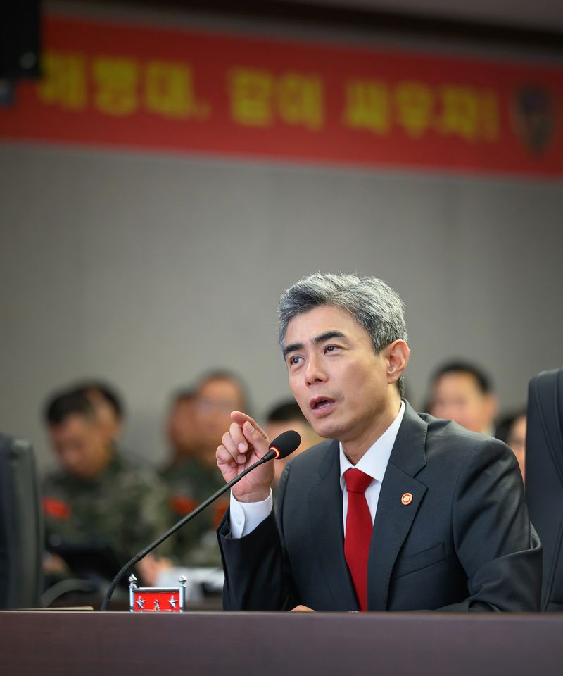 강신철 국방부 장관이 16일 경기도 화성시에 위치한 해병대사령부 및 서북도서방위사령부를 방문, 전투통제실에서 작전대비태세를 점검하고 있다. 국방부 제공