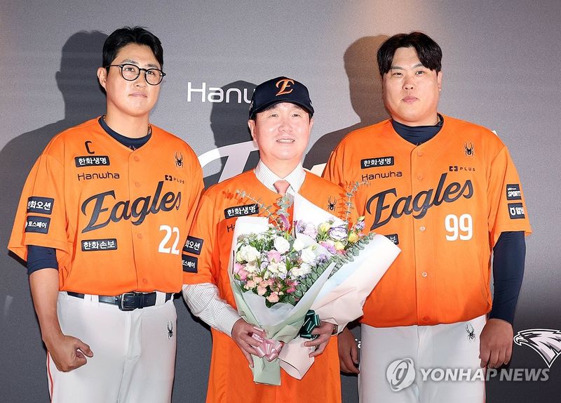 꽃다발 받는 류지현 감독 (출처=연합뉴스)