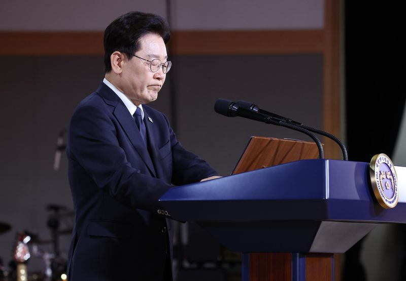 이재명 대통령이 16일 부산에서 열린 제47주년 부마민주항쟁 기념식에서 기념사를 하고 있다. 청와대통신사진기자단